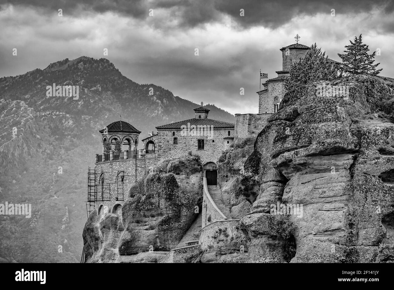 Paesaggio di monastero e formazione rocciosa a Meteora, Grecia (bianco e nero) Foto Stock