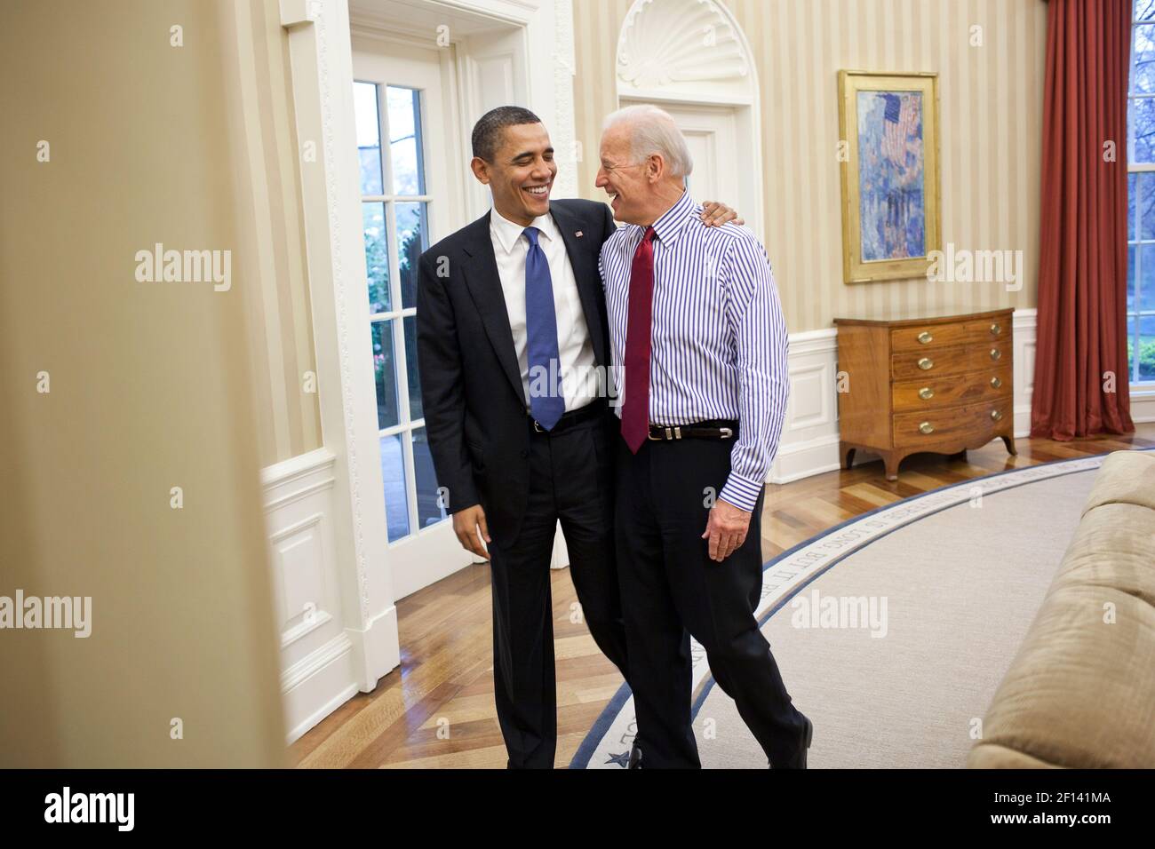 Il presidente Barack Obama abbraccia il vice presidente Joe Biden nell'ufficio ovale dopo una riunione sul bilancio, l'8 aprile 2011 Foto Stock