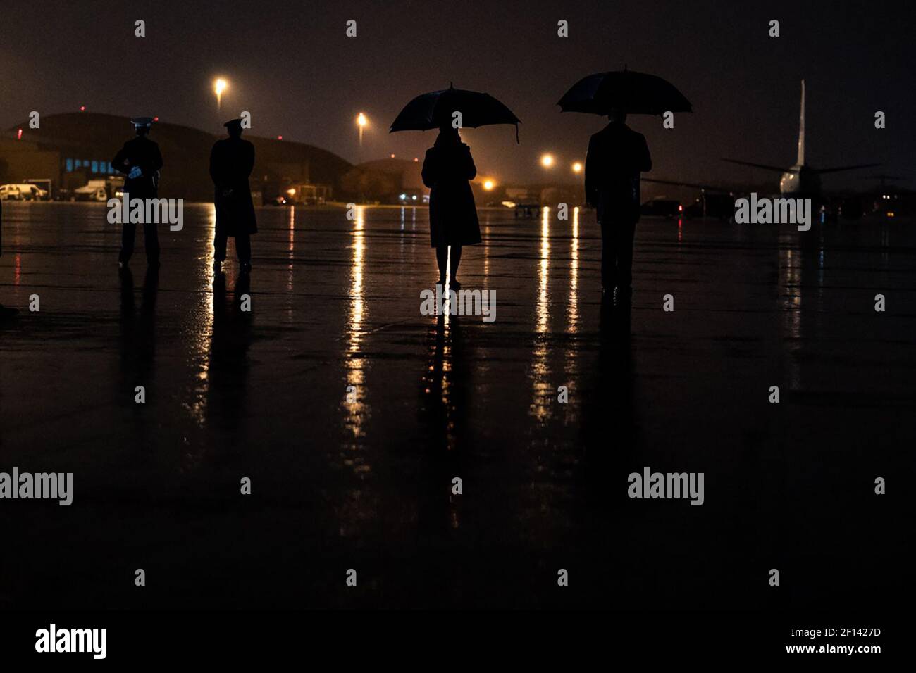 Il presidente Donald Trump è scortato a bordo dell'Air Force One alla base congiunta Andrews Rd. Martedì 10 2019 dicembre, sulla strada per l'aeroporto internazionale di Harrisburg a Middletown Pa. Per partecipare a un rally a Hersey Pa. Foto Stock