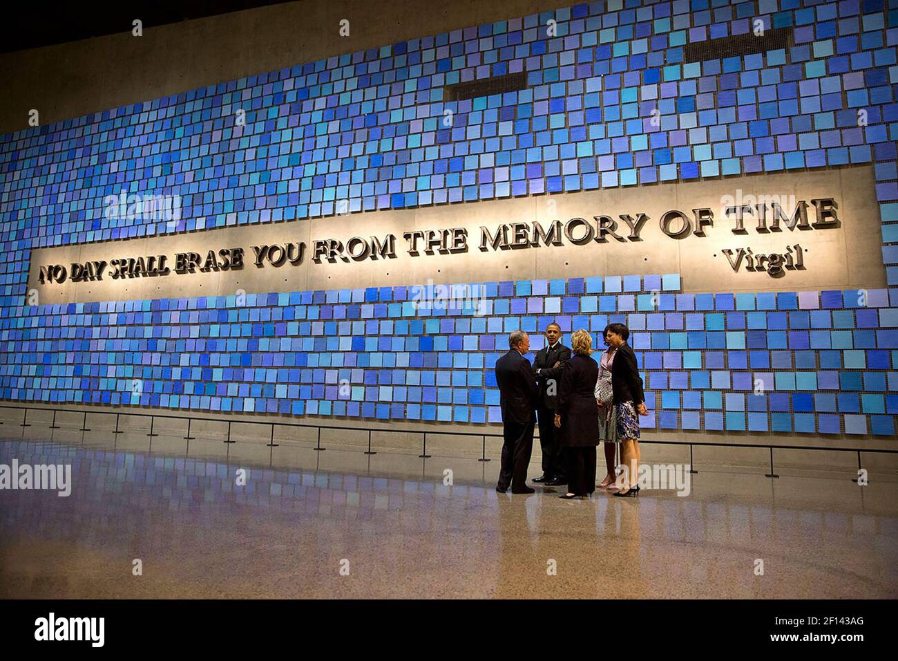 Il presidente Barack Obama e la First Lady Michelle Obama parlano con l'ex sindaco di New York Michael Bloomberg, la sua partner Diana Taylor, E l'ex Segretario di Stato Hillary Rodham Clinton mentre si trovano vicino al muro di Virgil durante un tour del National September 11 Memorial & Museum, a New York, N.Y., 15 maggio 2014 Foto Stock