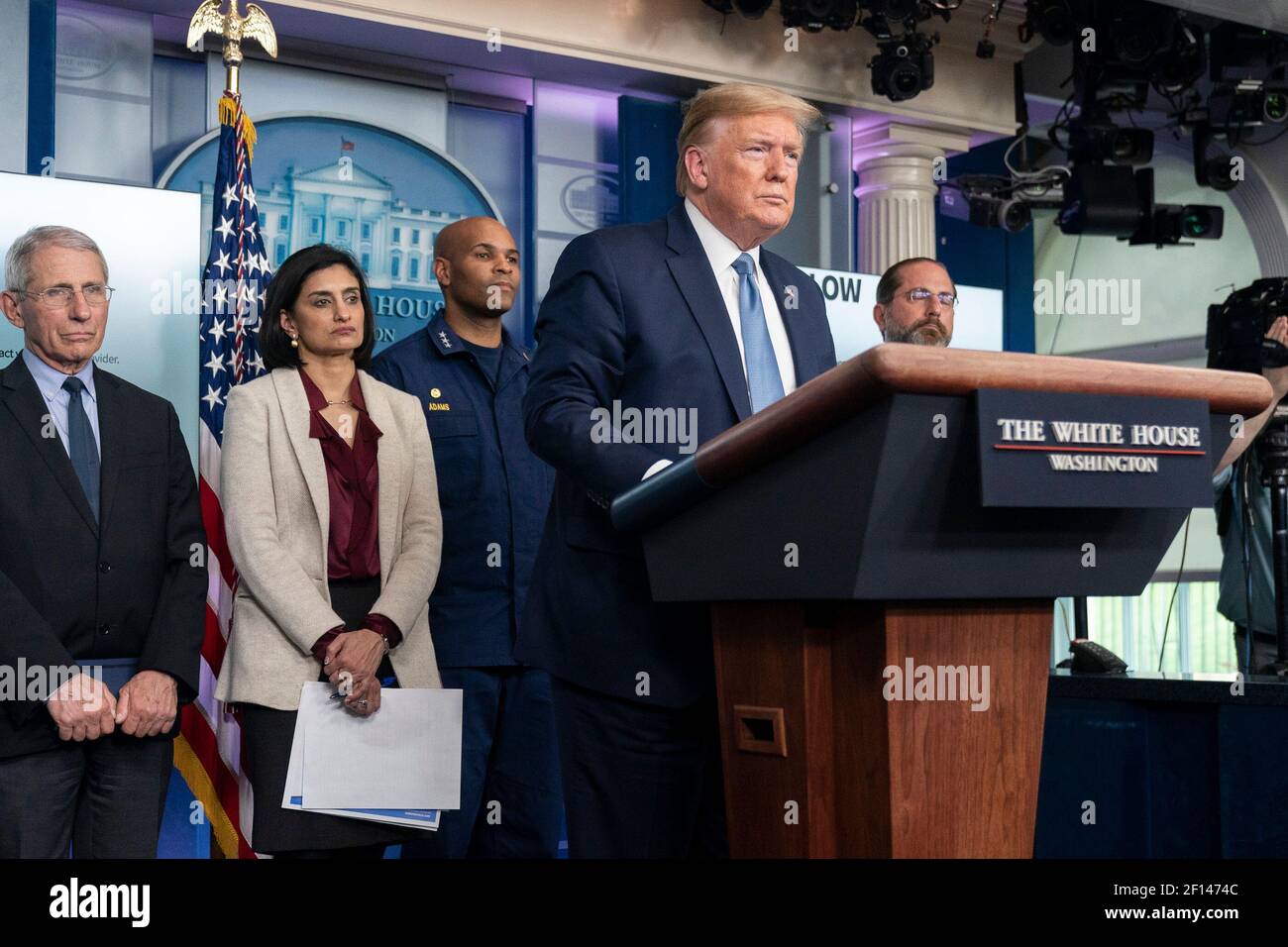 Il presidente Donald Trump si è Unito ai membri della White House Coronavirus Task Force ascolta una domanda di reporterâ€™durante un briefing sull'aggiornamento del coronavirus lunedì 16 2020 marzo nella James S. Brady Press Briefing Room della Casa Bianca. Foto Stock