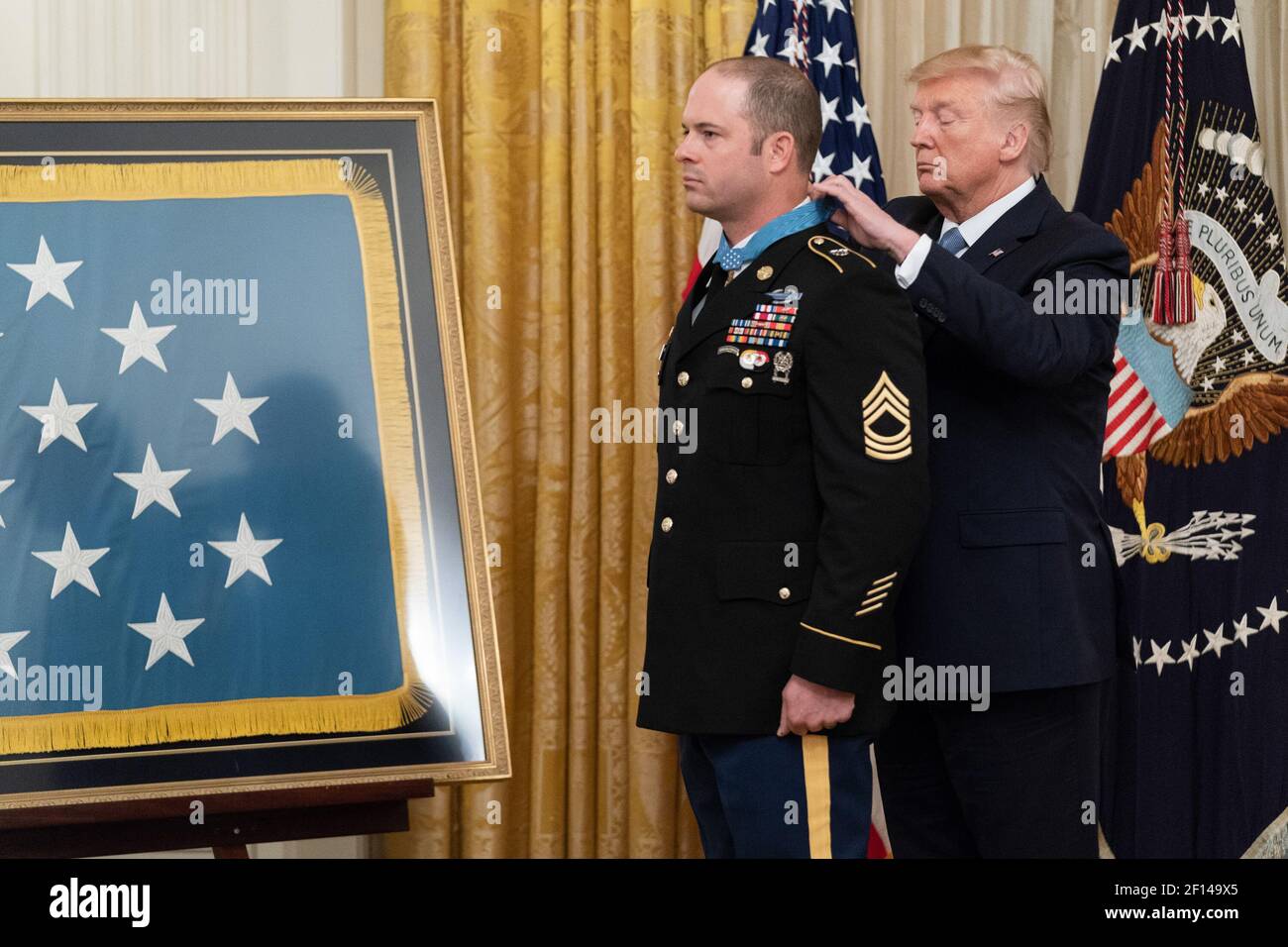 Il presidente Donald Trump presenta la Medaglia d'onore al Maestro dell'Esercito degli Stati Uniti Sgt. Matthew O. Williams Mercoledì 30 2019 ottobre nella stanza Est della Casa Bianca. Williams sta ricevendo l'onore per le sue azioni durante la battaglia di Shok Valley nell'aprile 2008 nella provincia del Nuristan in Afghanistan. Foto Stock