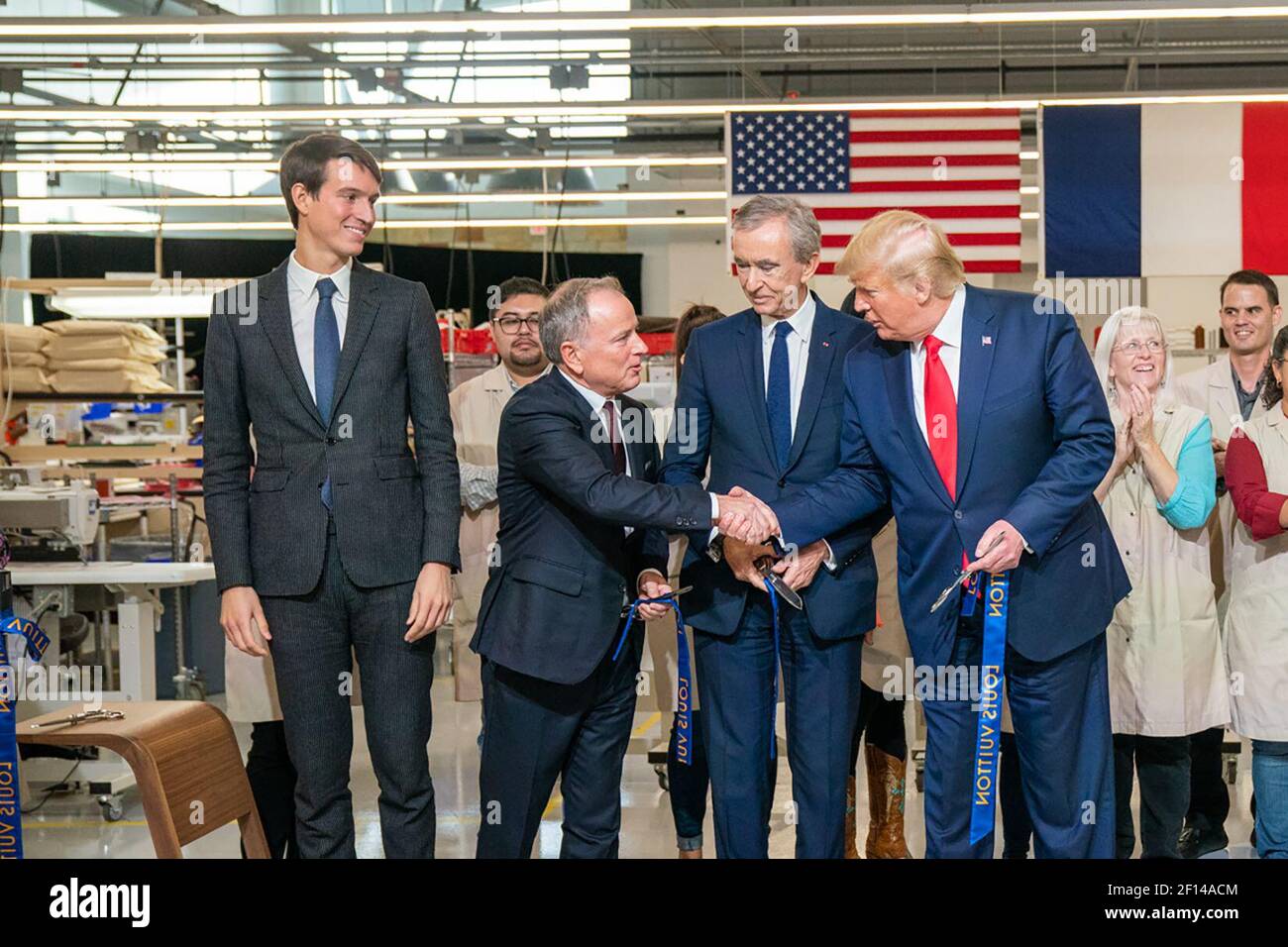 Il presidente Donald Trump ha Unito Bernard Arnault CEO di LVMH Moet Hennessy scuote le mani con Carlos Sousa, direttore generale di Louis Vuitton Manufacturing USA, alla conclusione della cerimonia di taglio del nastro giovedì 17 2019 ottobre presso il Louis Vuitton Workshop di Rochambeau ad Alvarado Texas. Foto Stock