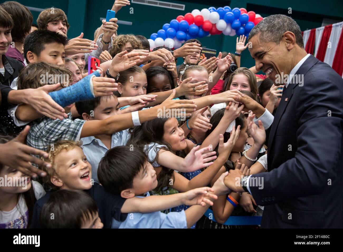 Il presidente Barack Obama saluta i bambini del personale delle ambasciate degli Stati Uniti durante un ricevimento al Centro Sportivo dell'Università di Chulalongkorn a Bangkok, Thailandia, dal 18 2012 novembre. Foto Stock