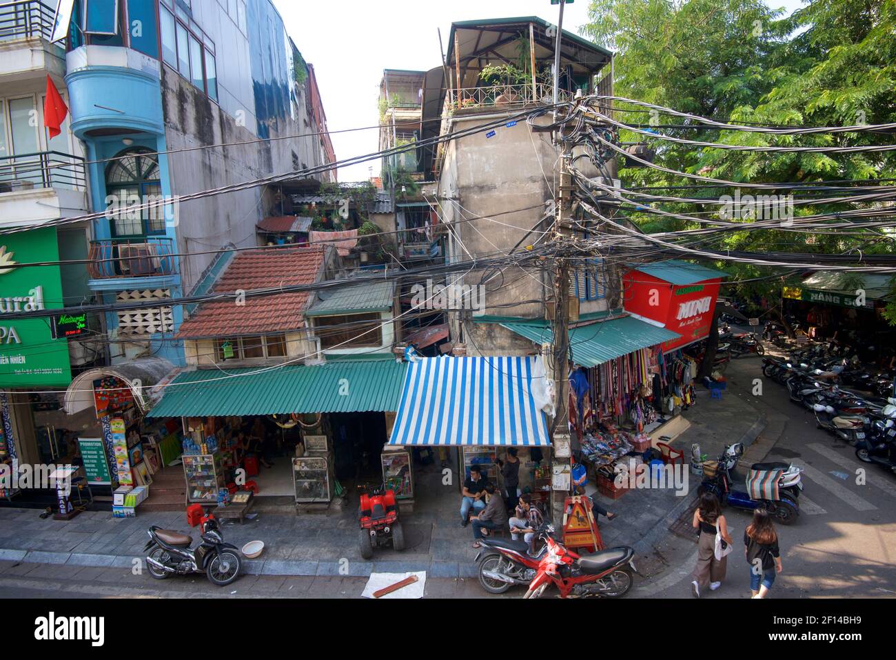 Vita di strada. Street angolo scena, Hanoi, Vietnam Foto Stock