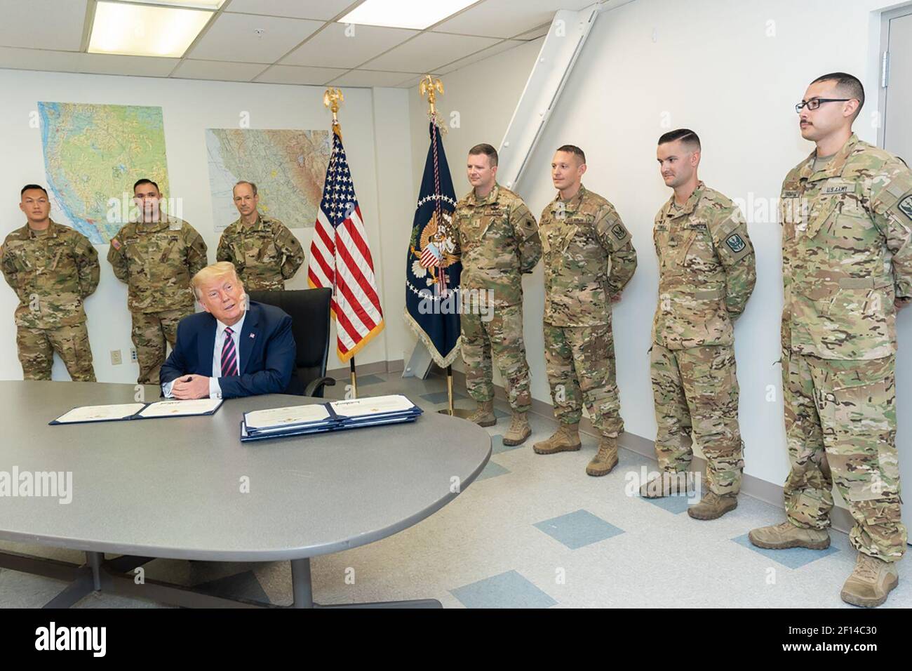 Il presidente Donald Trump parla ai membri della Guardia Nazionale dell'Esercito della California lunedì 14 2020 settembre prima di presentarli con la distinta Croce volante presso il Cal Fire Hangar all'aeroporto McClelland di Sacramento, presso il McClelland Park California. Foto Stock