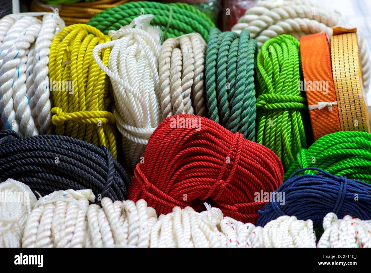 Selezione di funi in vendita sul mercato. Hanoi, Vietnam. Chandlery Foto Stock