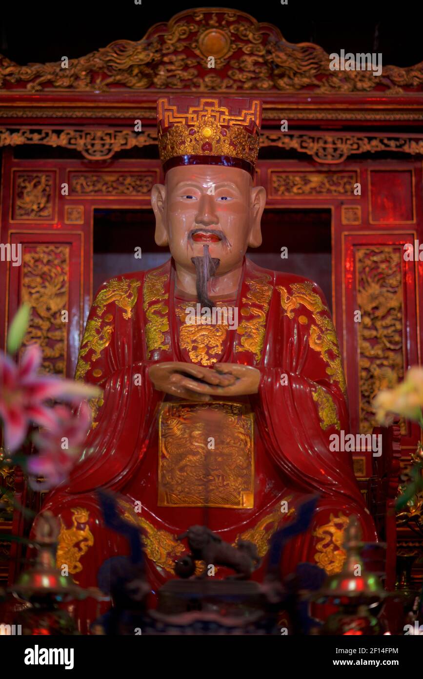 Statua di Confucio nel Santuario di dai Tanh, Tempio della Letteratura, Hanoi, Vietnam Foto Stock