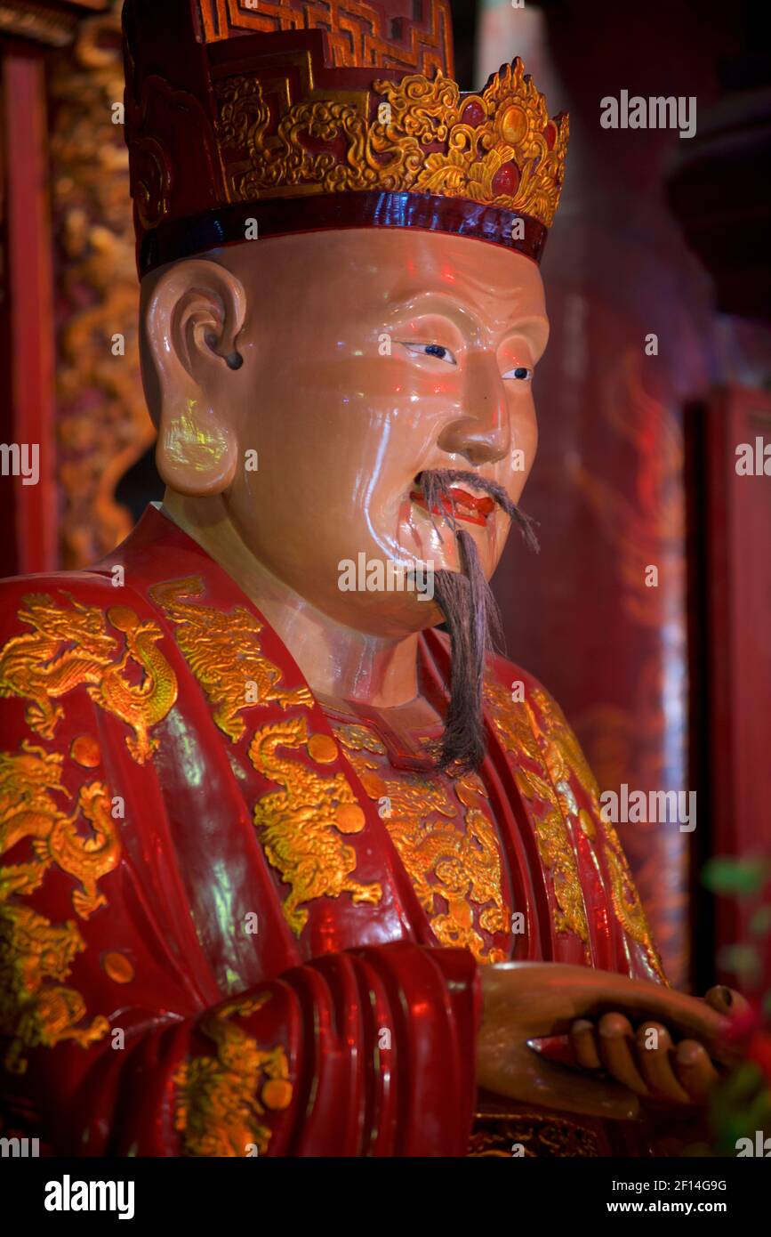 Statua di Confucio nel Santuario di dai Tanh, Tempio della Letteratura, Hanoi, Vietnam Foto Stock