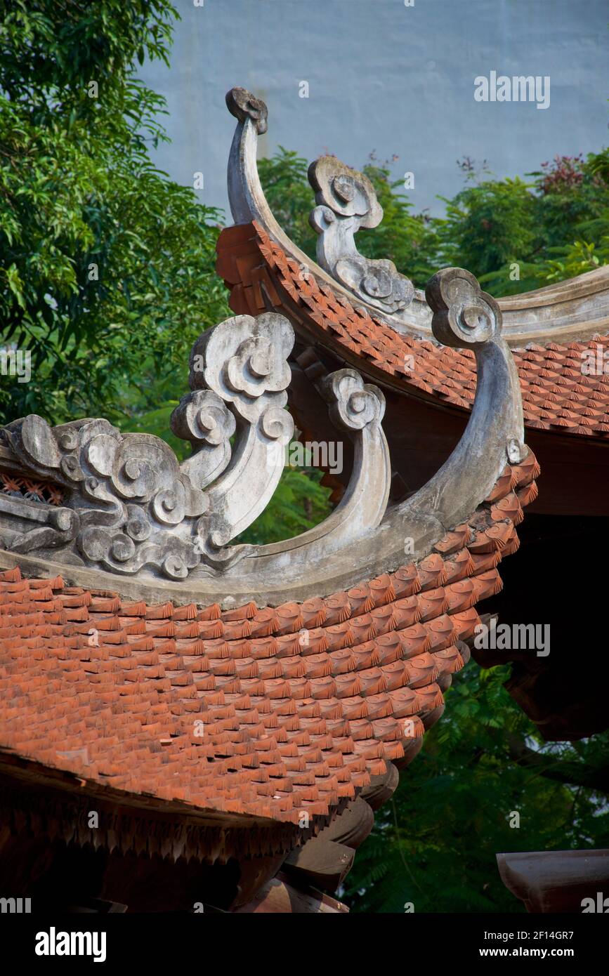 Architettura del tetto. Pianelle in terracotta su un edificio con eaves capovolte al Tempio della Letteratura, Hanoi, Vietnam Foto Stock