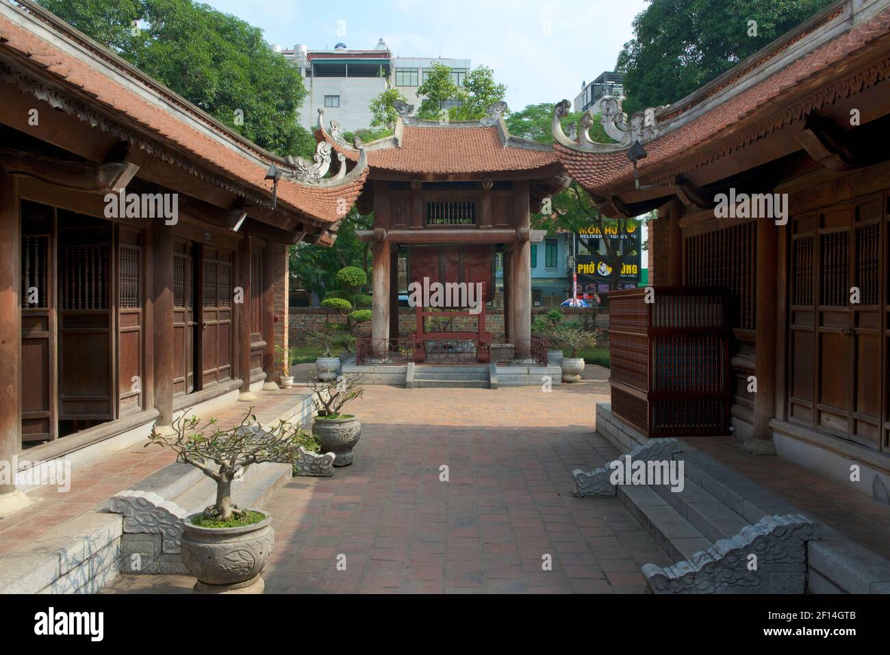 Architettura del tempio. Edifici con arance e tegole in terracotta al Tempio della Letteratura, Hanoi, Vietnam Foto Stock