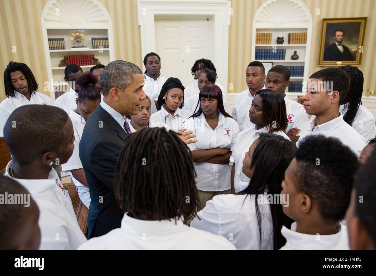 Il presidente Barack Obama parla con gli studenti della William R. Harper High School di Chicago Ill. Nell'Ufficio ovale del 5 giugno 2013. Foto Stock