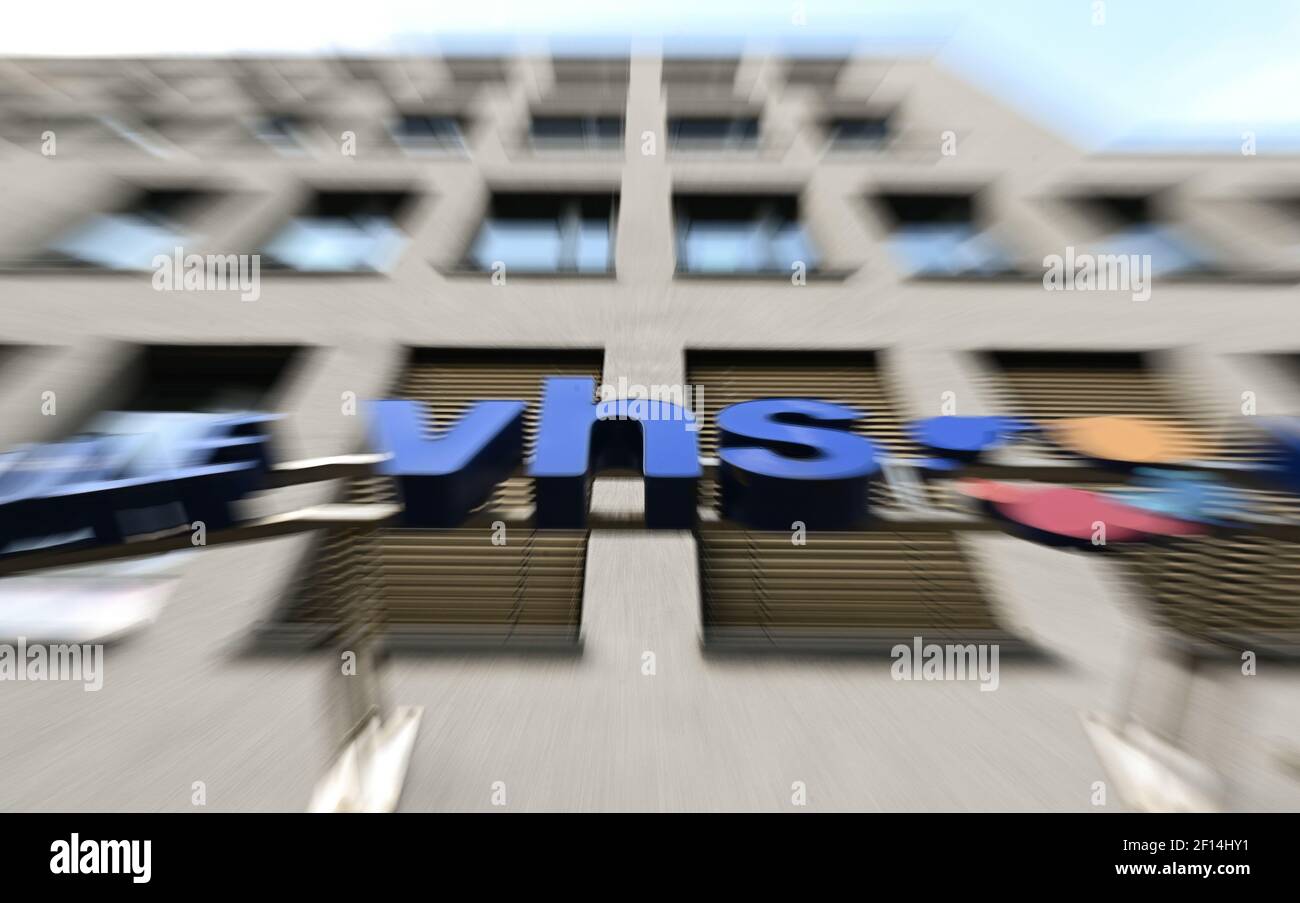 04 marzo 2021, Hessen, Francoforte sul meno: Le lettere blu "vhs" sono emblatizzate sulla façade del Volkshochschule (VHS) di Francoforte. (Foto con effetto zoom) la maggior parte dei centri di formazione per adulti sono chiusi, circa il 15% dei corsi sono tenuti online. L'associazione spera di aperture e di prendere sviluppi positivi dalla pandemia. (Al dpa: 'Nuove tecniche, nuovi argomenti: Come i centri di formazione per adulti stanno sfidando Corona') Foto: Arne Dedert/dpa Foto Stock