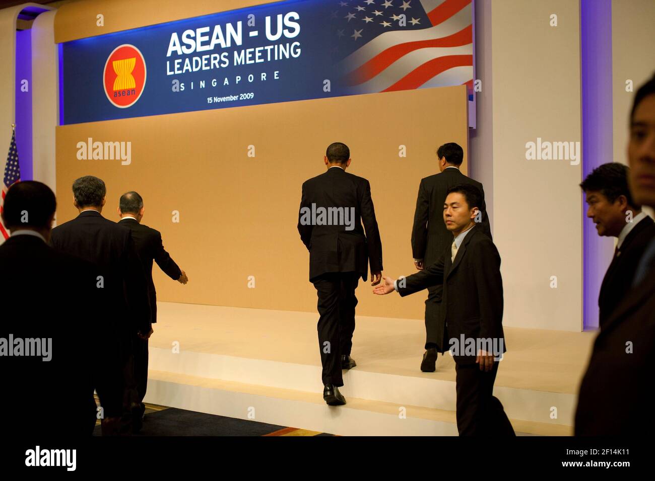 Il presidente Barack Obama si reca sul palco per la fotografia di gruppo in occasione della riunione multilaterale dei 10 membri dell'ASEAN a Singapore, 15 novembre 2009 Foto Stock