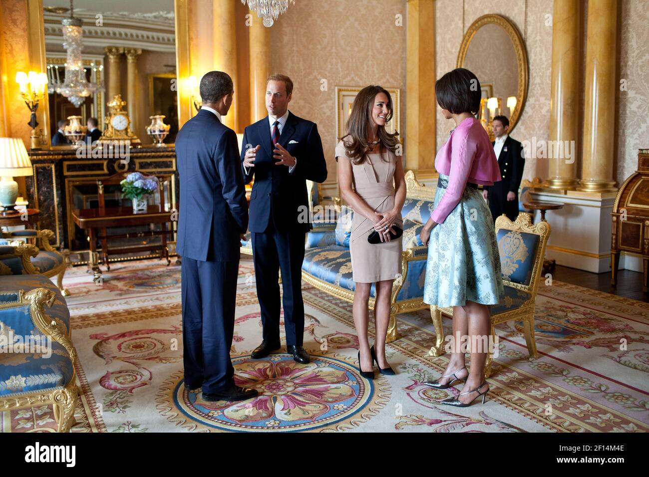 Il presidente Barack Obama e la First Lady Michelle Obama parlano con il duca e la duchessa di Cambridge nella sala 1844 di Buckingham Palace a Londra, Inghilterra, 24 maggio 2011 Foto Stock