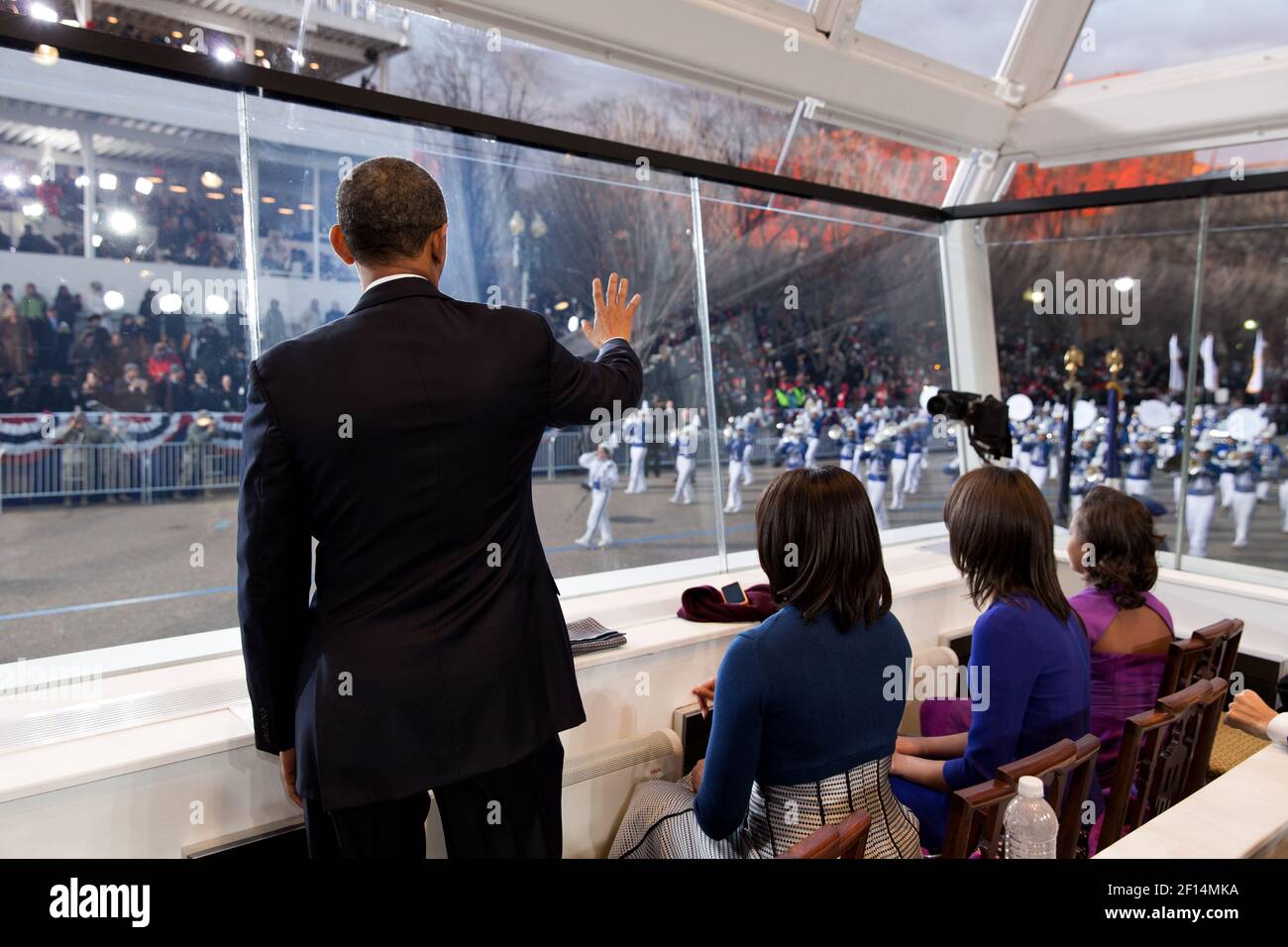 Il presidente Barack Obama insieme con la prima signora Michelle Obama e le figlie Malia e Sasha guardare la sfilata inaugurale dallo stand di revisione sulla Pennsylvania Avenue a Washington D.C. gennaio 21 2013. Foto Stock