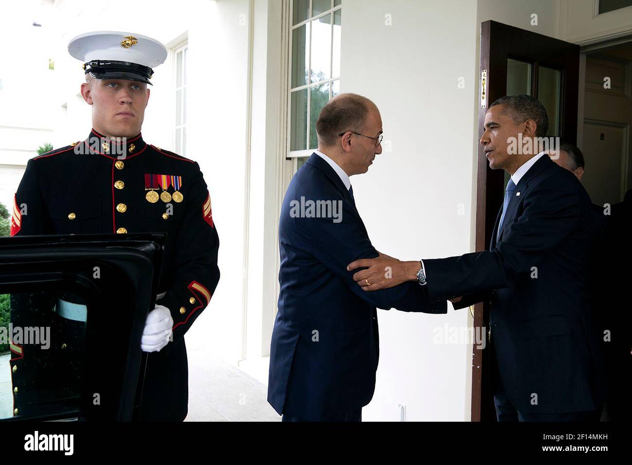 Il presidente Barack Obama saluta il primo ministro italiano Enrico letta fuori dall'ala ovest della Casa Bianca, il 17 ottobre 2013 Foto Stock
