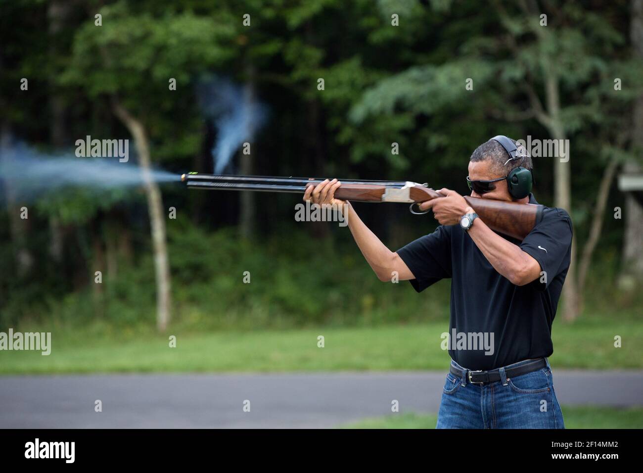 Il presidente Barack Obama spara il bersaglio di argilla sulla gamma a Camp David, Md., Sabato, 4 agosto 2012 Foto Stock