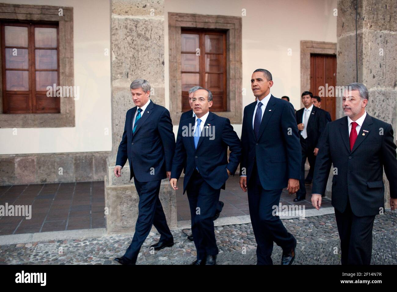 Il presidente Barack Obama, il primo ministro canadese Stephen Harper, a sinistra, il presidente messicano Felipe Calderon, secondo da sinistra, e il governatore Emilio Gonzalez, a destra, durante il vertice dei leader nordamericani a Guadalajara, Messico, il 10 agosto 2009 Foto Stock