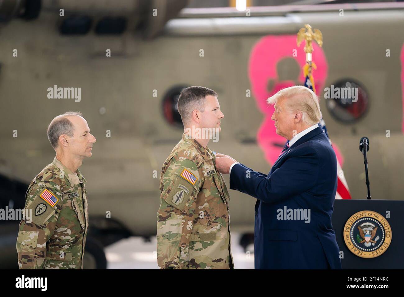 Il presidente Donald Trump presenta la distinta Flying Cross alla California Army National Guard membro Chief Warrant Officer Five Joseph Rosamond lunedì 14 2020 settembre presso il Cal Fire Hangar presso l'aeroporto McClelland di Sacramento Park California. Foto Stock