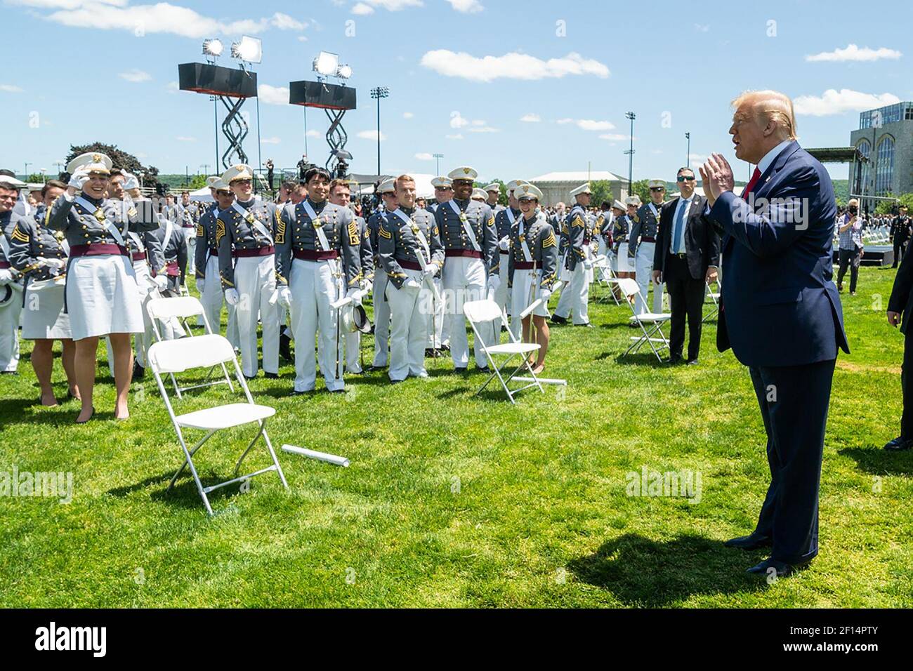 Il presidente Donald Trump si congratula con la classe di laurea di 2020 alla United States Military Academy sabato 13 2020 giugno a West Point N.Y. Foto Stock