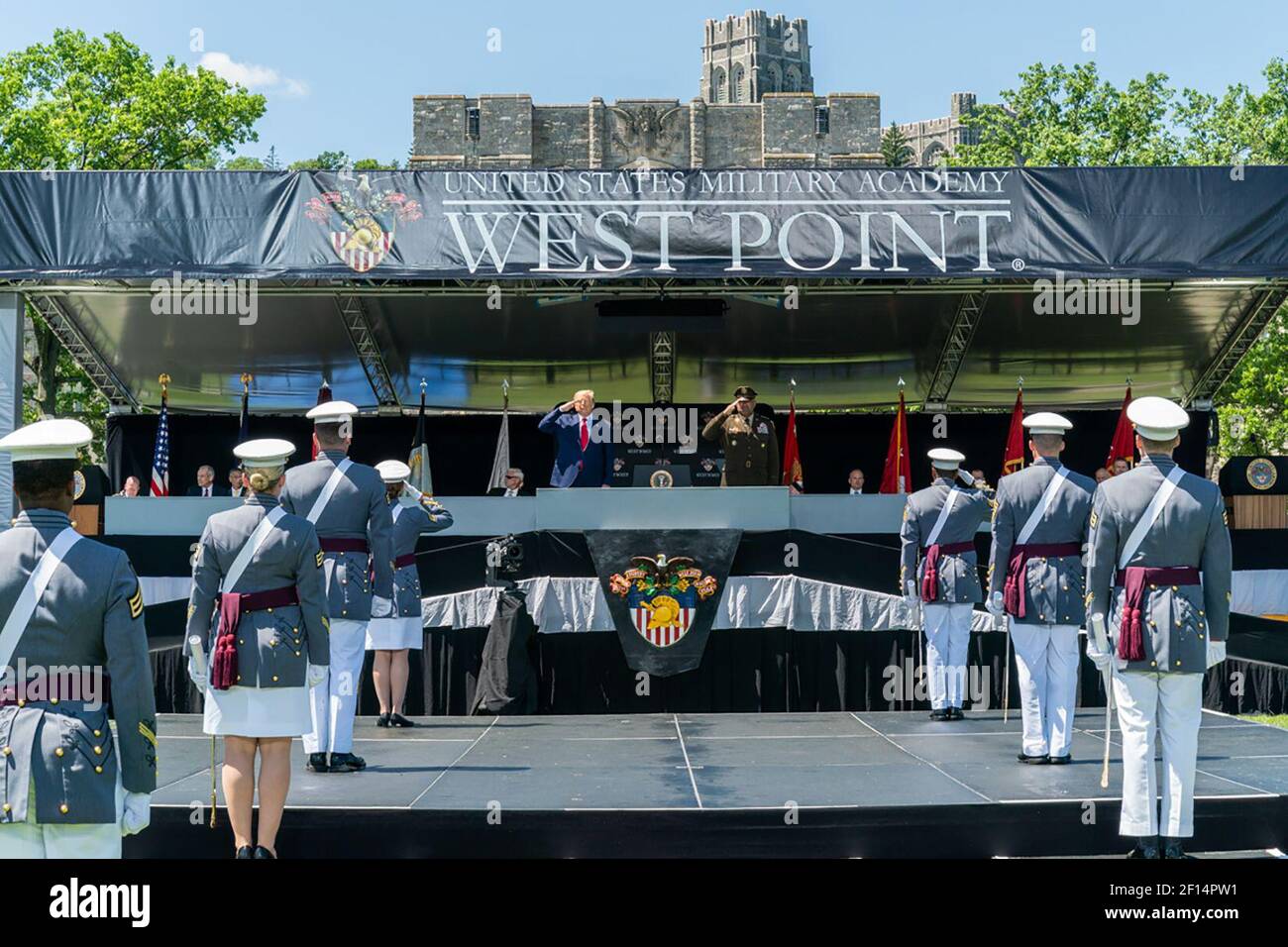 Il presidente Donald Trump Unito da LTG Darryl Williams 60° sovrintendente della United States Military Academy a West Point saluta la classe di laurea di 2020 alla United States Military Academy sabato 13 2020 giugno a West Point N.Y. Foto Stock