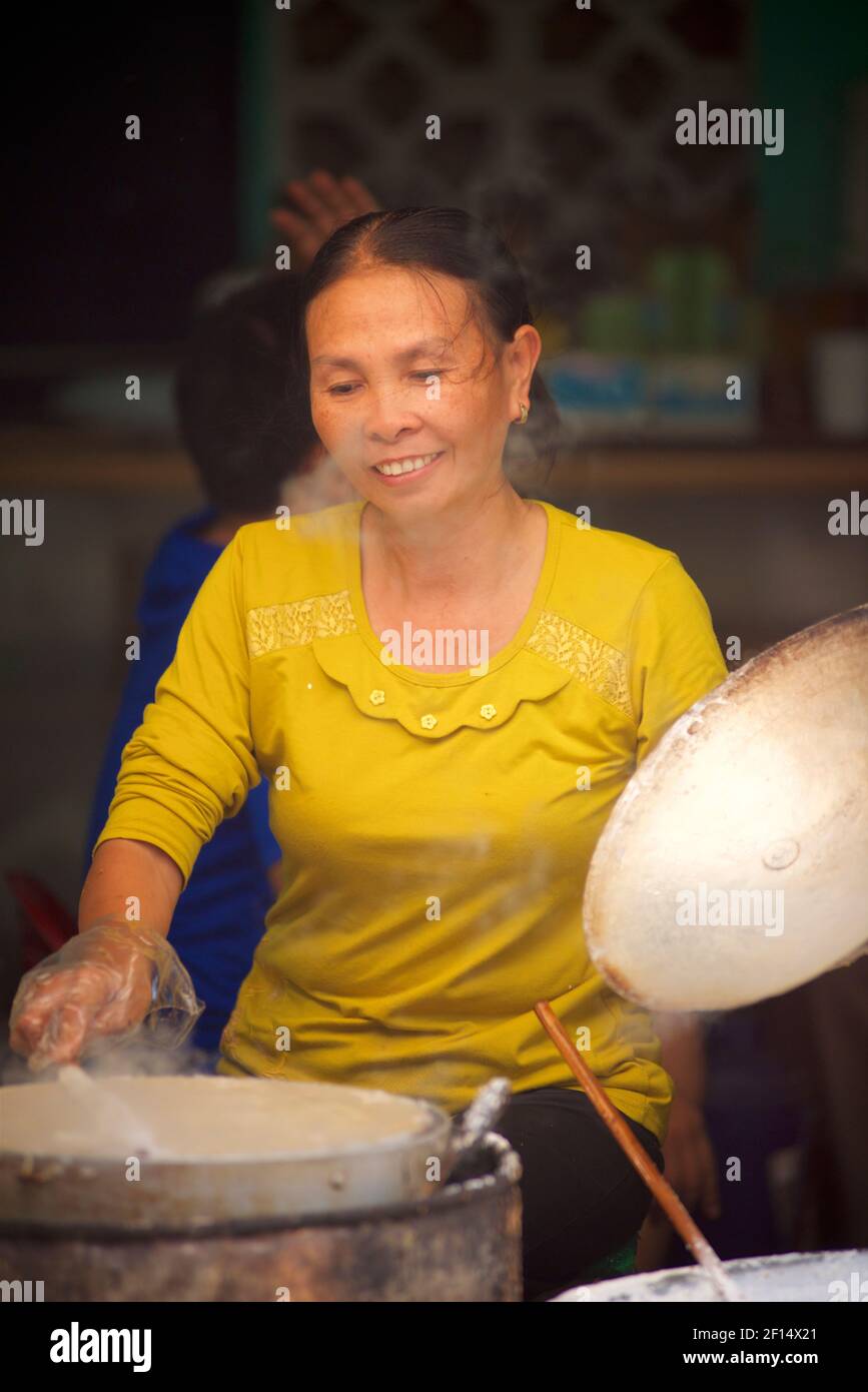 Donna vietnamita che cucina gnocchi in un recipiente per la cottura a vapore. Thanh Liêm, Hà Nam, Provincia di ha Nam, Vietnam del Nord Foto Stock