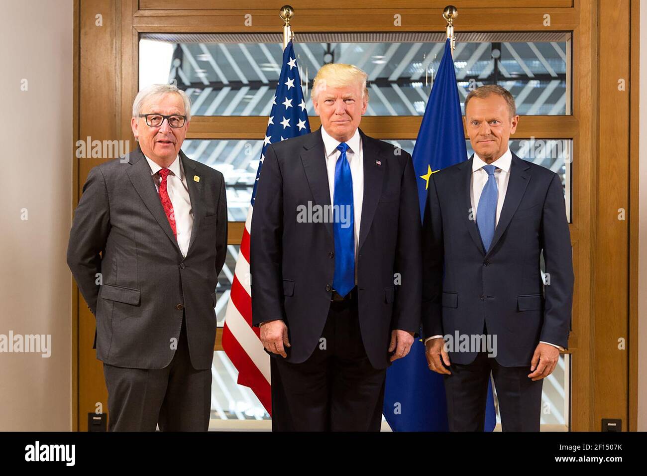 Il presidente Donald Trump si pone per una foto con il presidente dell’Unione europea Jean-Claude Juncker e il presidente del Consiglio europeo Donald Tusk giovedì 25 2017 maggio presso la sede dell’Unione europea a Bruxelles prima dell’inizio della loro riunione bilaterale. Foto Stock