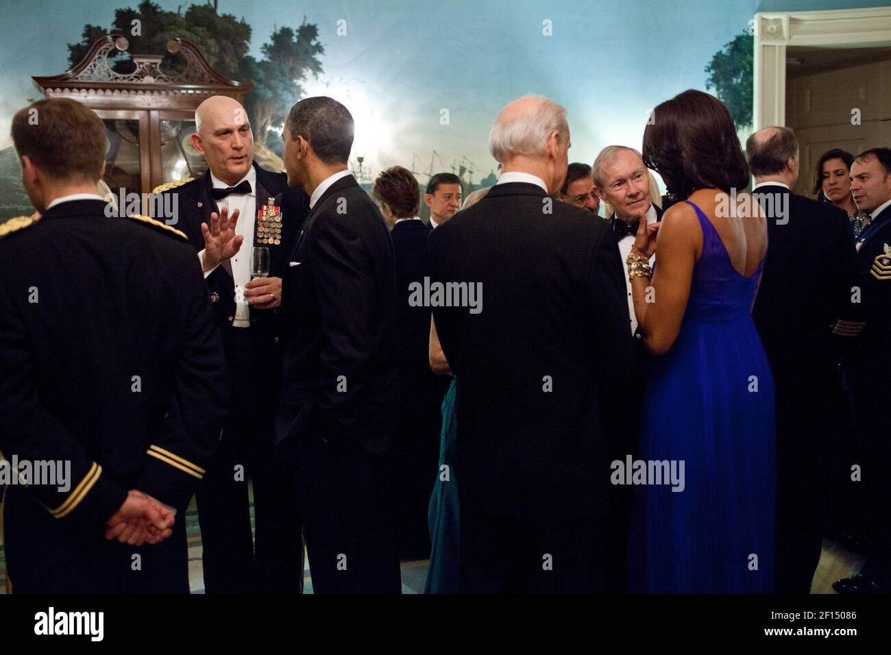 Il presidente Barack Obama parla con il generale Raymond odierno, mentre First Lady Michelle Obama parla con il vice presidente Joe Biden e il generale Martin Dempsey, durante una cena del Dipartimento della Difesa nella Sala di accoglienza diplomatica della Casa Bianca, il 29 febbraio 2012 Foto Stock