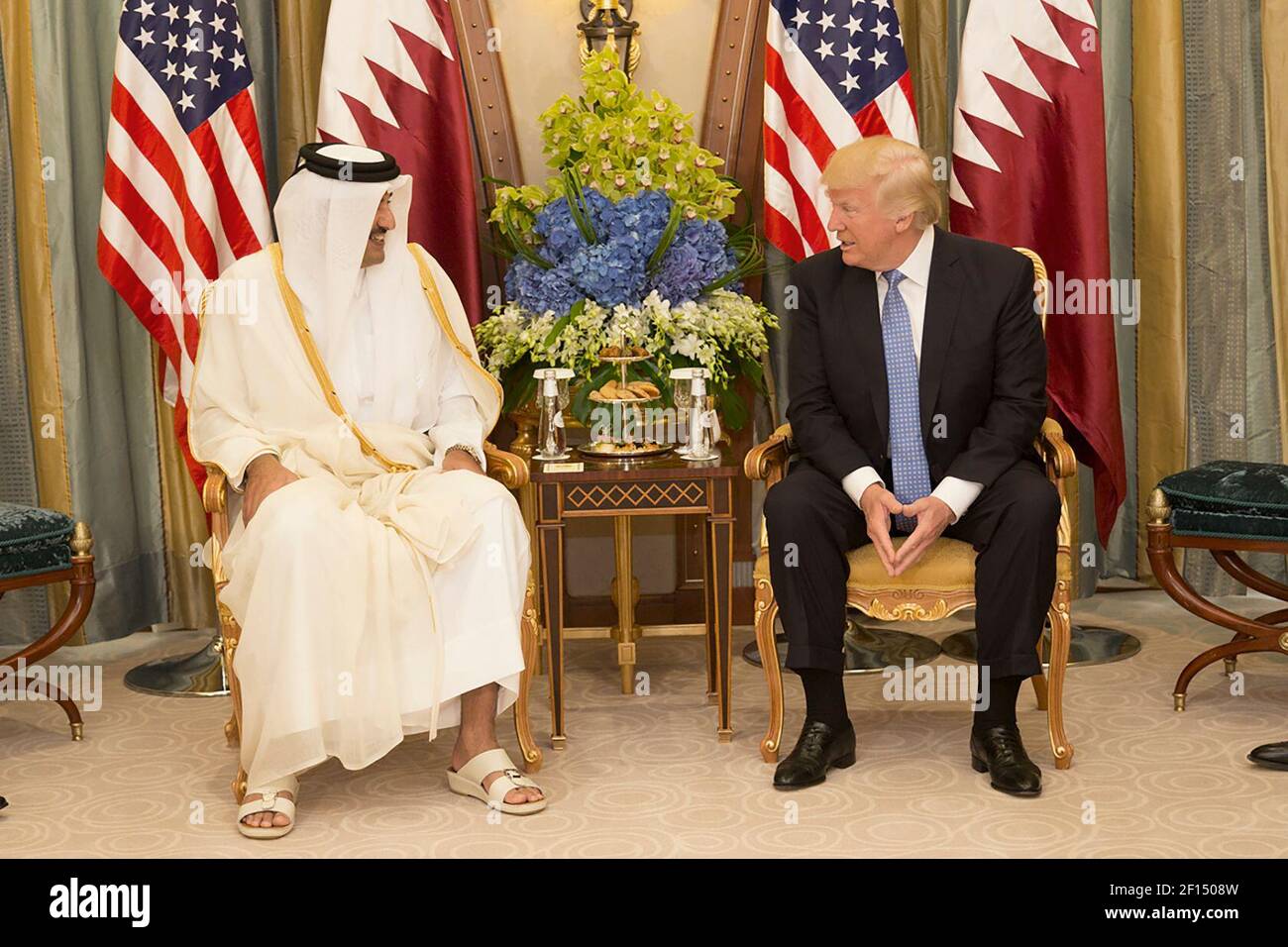 Il presidente Donald Trump incontra l'Emiro del Qatar durante il loro incontro bilaterale domenica 21 2017 maggio presso il Ritz-Carlton Hotel a Riyadh Arabia Saudita. Foto Stock