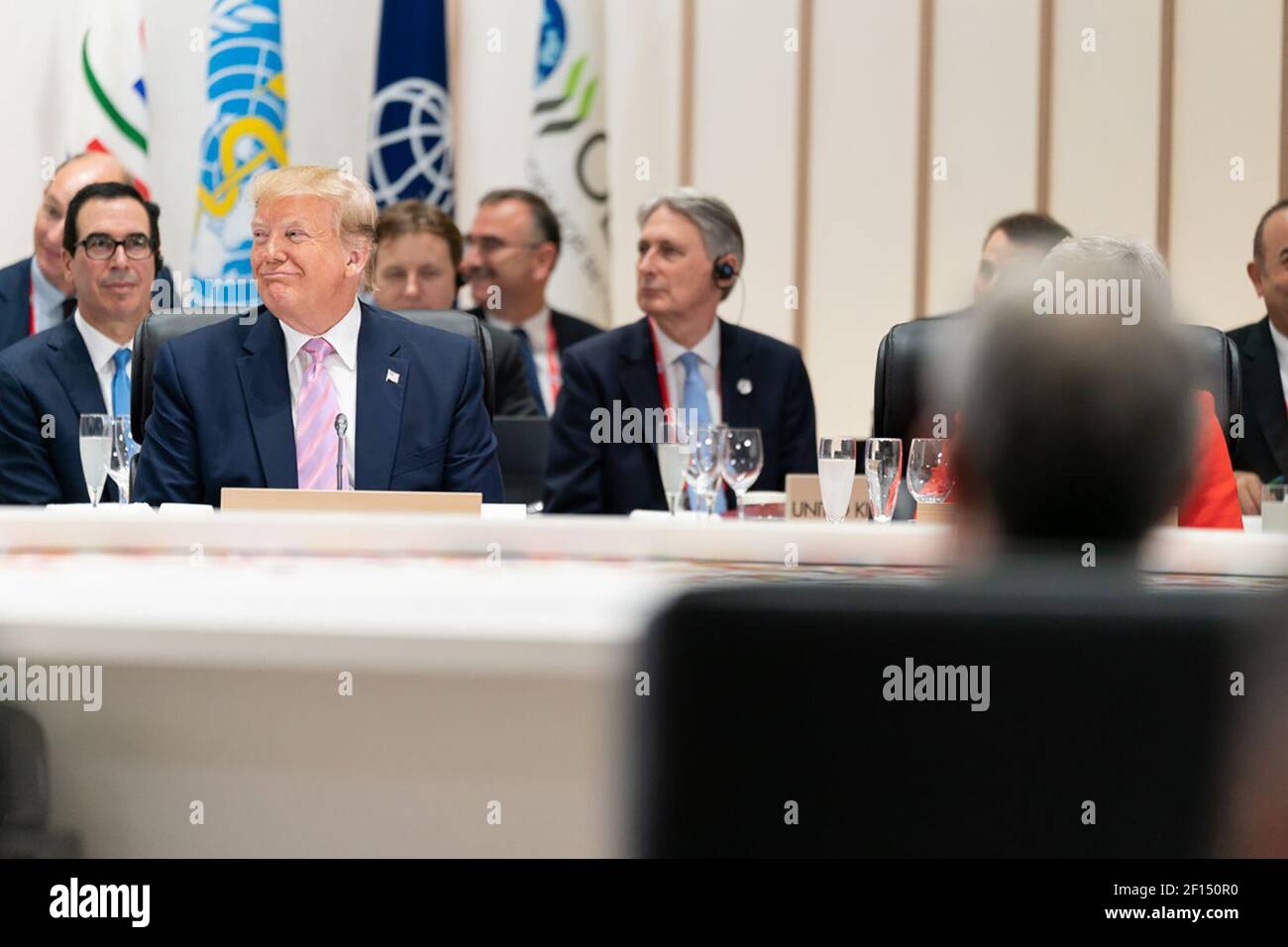 Il presidente Donald Trump partecipa a un pranzo di lavoro sul commercio e gli investimenti dell’economia globale al vertice del G20 del Giappone venerdì 28 2019 giugno a Osaka, Giappone. Foto Stock