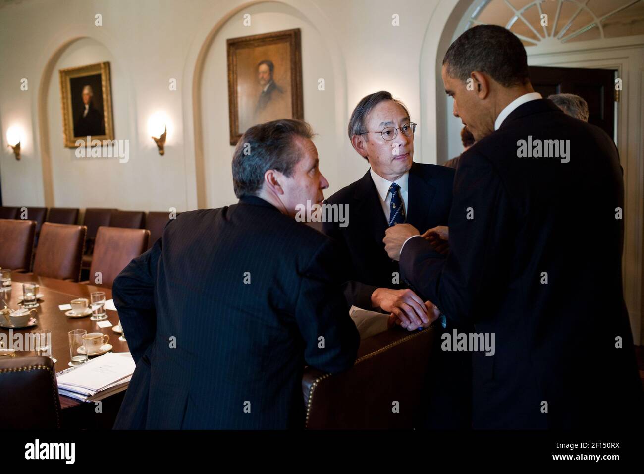 Il presidente Barack Obama parla con il direttore del Consiglio economico nazionale gene Sperling e con il segretario all'energia Steven Chu a seguito di una riunione del gabinetto nella Sala del Gabinetto della Casa Bianca, il 3 maggio 2011 Foto Stock