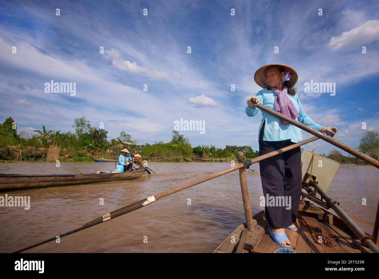 Boatwoman vietnamita che remi la sua barca. CAN Tho, regione del delta del Mekong, Vietnam Foto Stock
