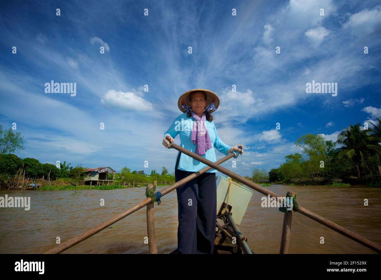 Boatwoman vietnamita che remi la sua barca. CAN Tho, regione del delta del Mekong, Vietnam Foto Stock