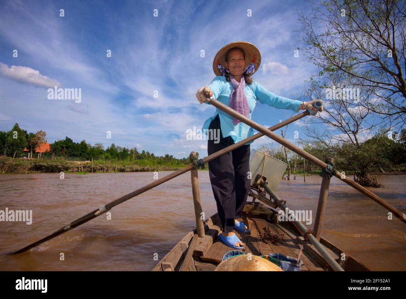 Boatwoman vietnamita che remi la sua barca. CAN Tho, regione del delta del Mekong, Vietnam Foto Stock