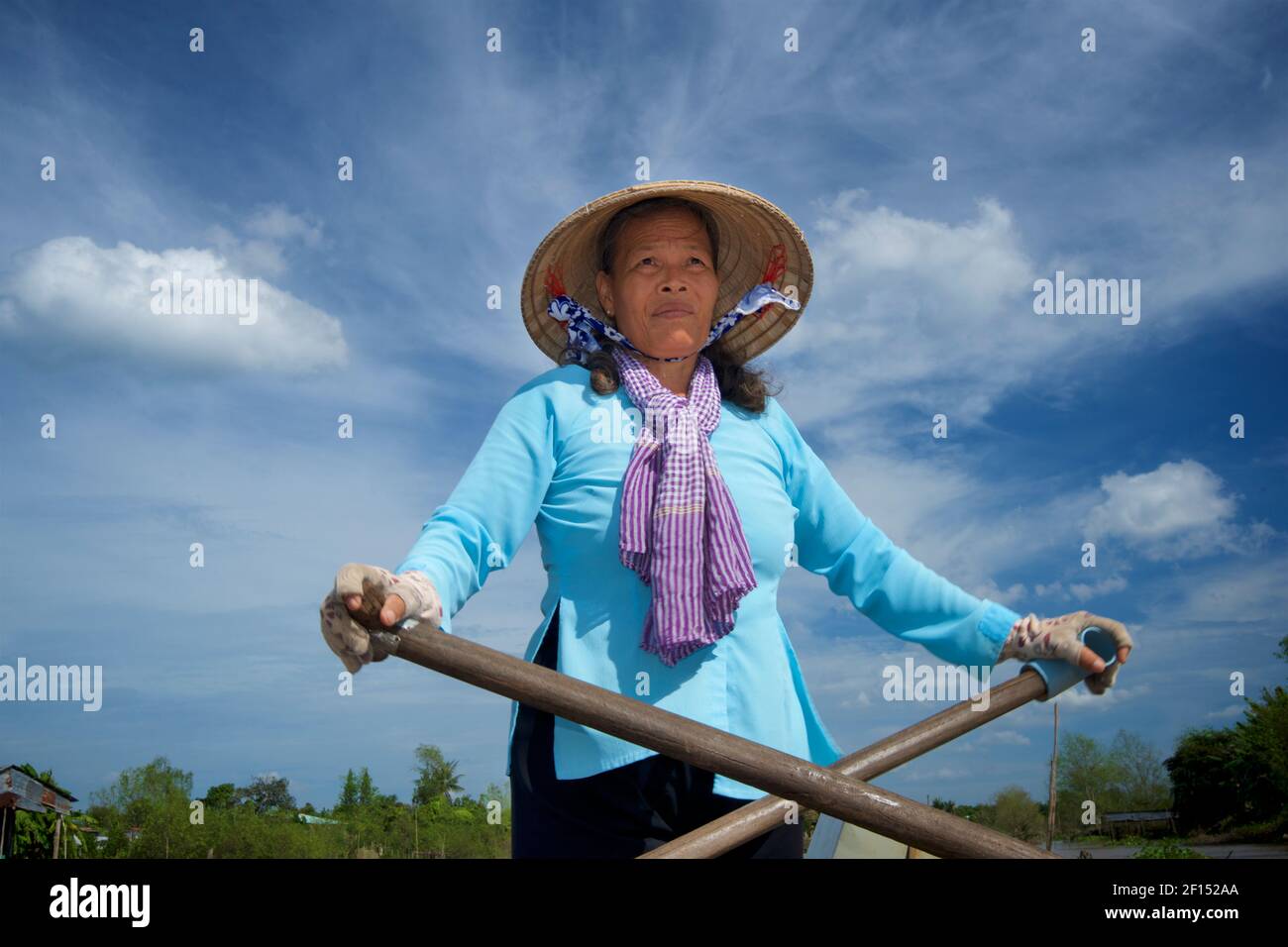 Boatwoman vietnamita che remi la sua barca. CAN Tho, regione del delta del Mekong, Vietnam Foto Stock