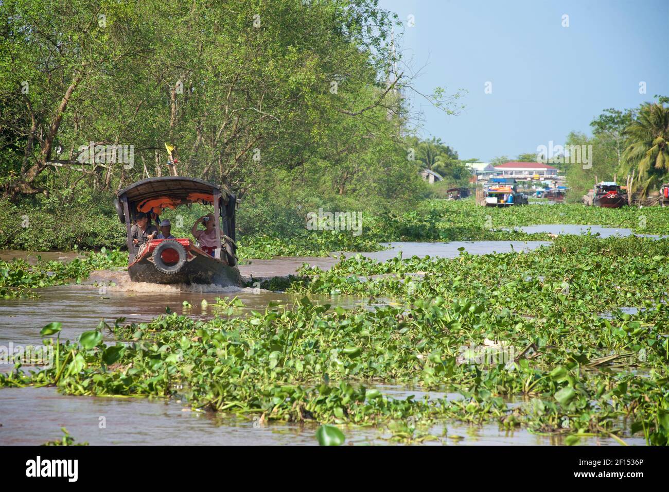 Turisti che viaggiano in barca sul fiume Mekong. Distretto di Cat Cai Lậy, Provincia di Tien Giang, Vietnam. Foto Stock