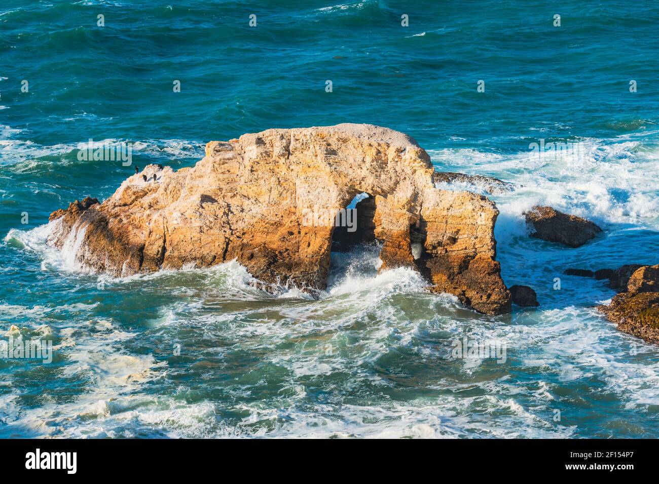 Scogliere rocciose e tempestose onde oceaniche color turchese Foto Stock