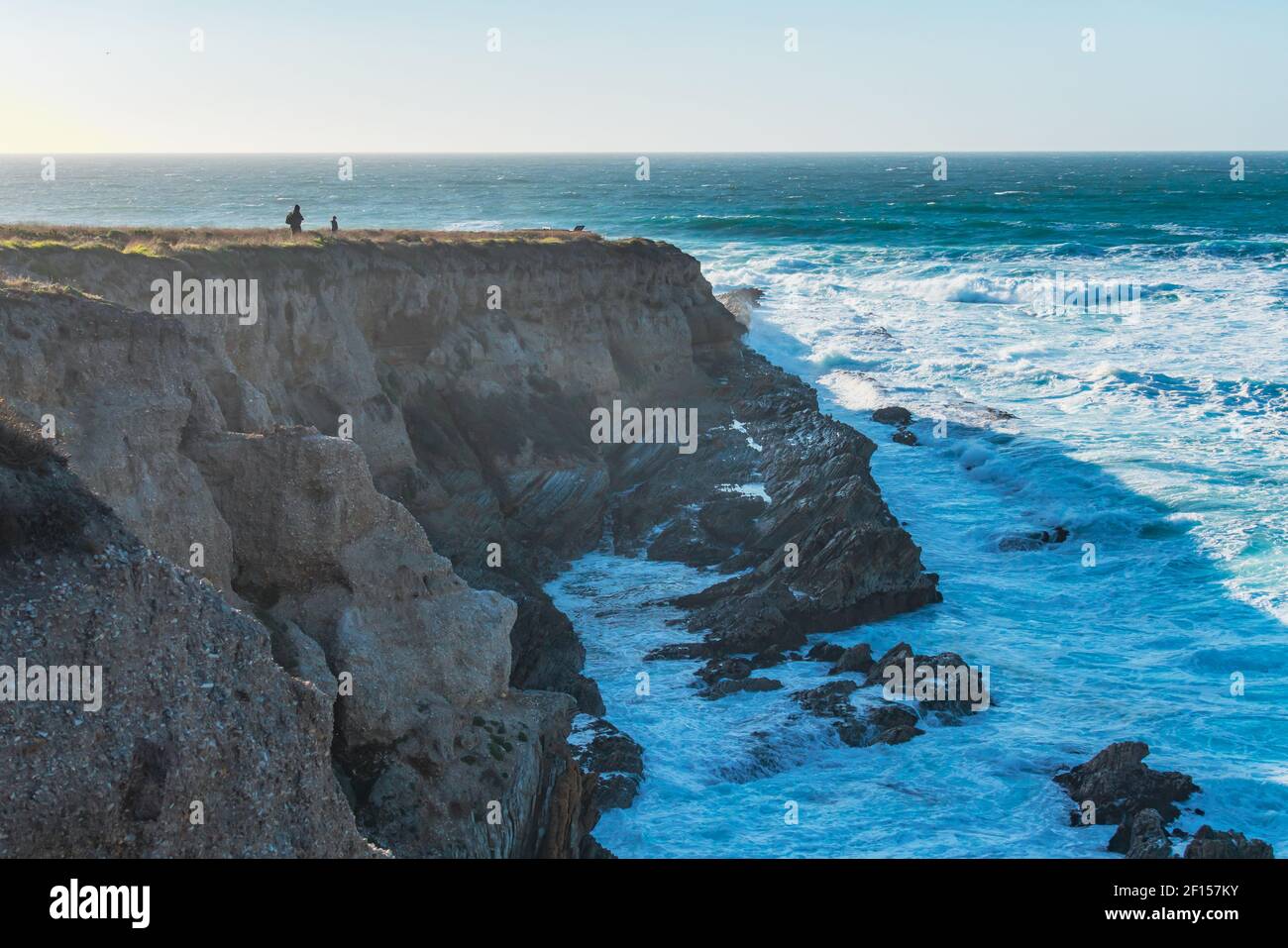 Sentiero Montana de Oro Bluff. Scogliere rocciose e l'oceano Pacifico in splendidi colori blu e turchese in un giorno di sole luminoso, California Central Coast Foto Stock