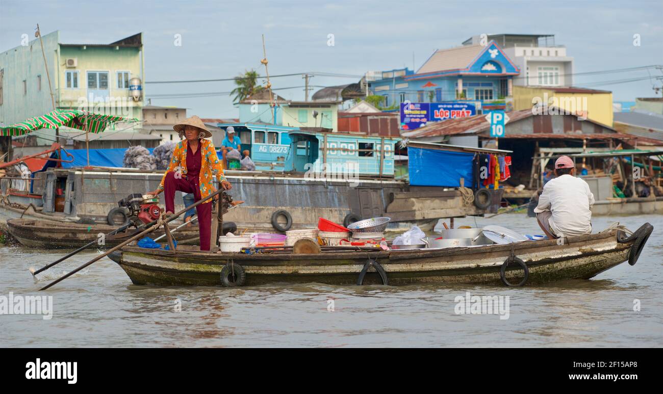 Barche fluviali che commerciano prodotti al mercato galleggiante Cai Rang, Delta Mekong, Vietnam Foto Stock