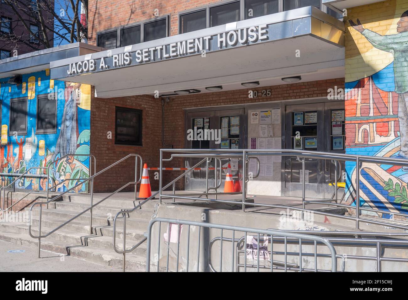 New York, Stati Uniti. 07 marzo 2021. Una vista del Jacob A. Riis Settlement House a Queensbridge Houses nel quartiere di Queens a New York City. Credit: SOPA Images Limited/Alamy Live News Foto Stock