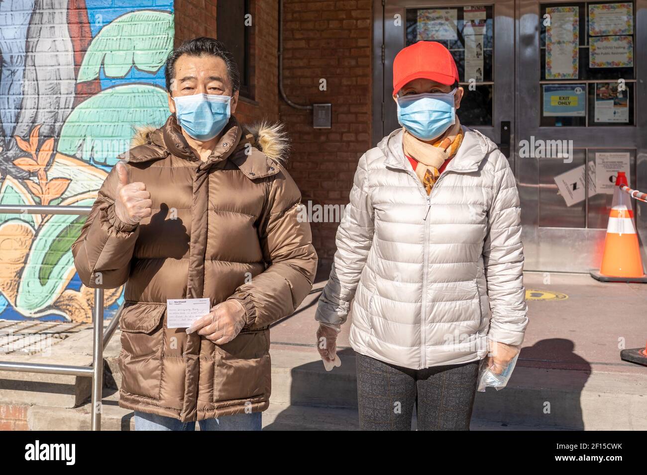 New York, Stati Uniti. 07 marzo 2021. Un uomo mostra la sua carta di vaccinazione dopo l'uscita dal sito a comparsa di vaccinazione di stato all'interno della casa di insediamento Jacob A. Riis a Queensbridge Houses nel quartiere delle Regine di New York City. Credit: SOPA Images Limited/Alamy Live News Foto Stock