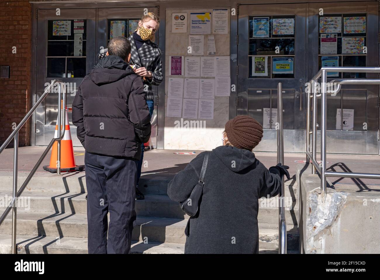 New York, Stati Uniti. 07 marzo 2021. Un lavoratore del sito di vaccino verifica l'idoneità e la registrazione per ottenere il vaccino COVID-19 di persone in un sito di vaccinazione a conduzione statale pop-up all'interno della casa di insediamento Jacob A. Riis a Queensbridge Houses nel distretto di Queens a New York City. Credit: SOPA Images Limited/Alamy Live News Foto Stock