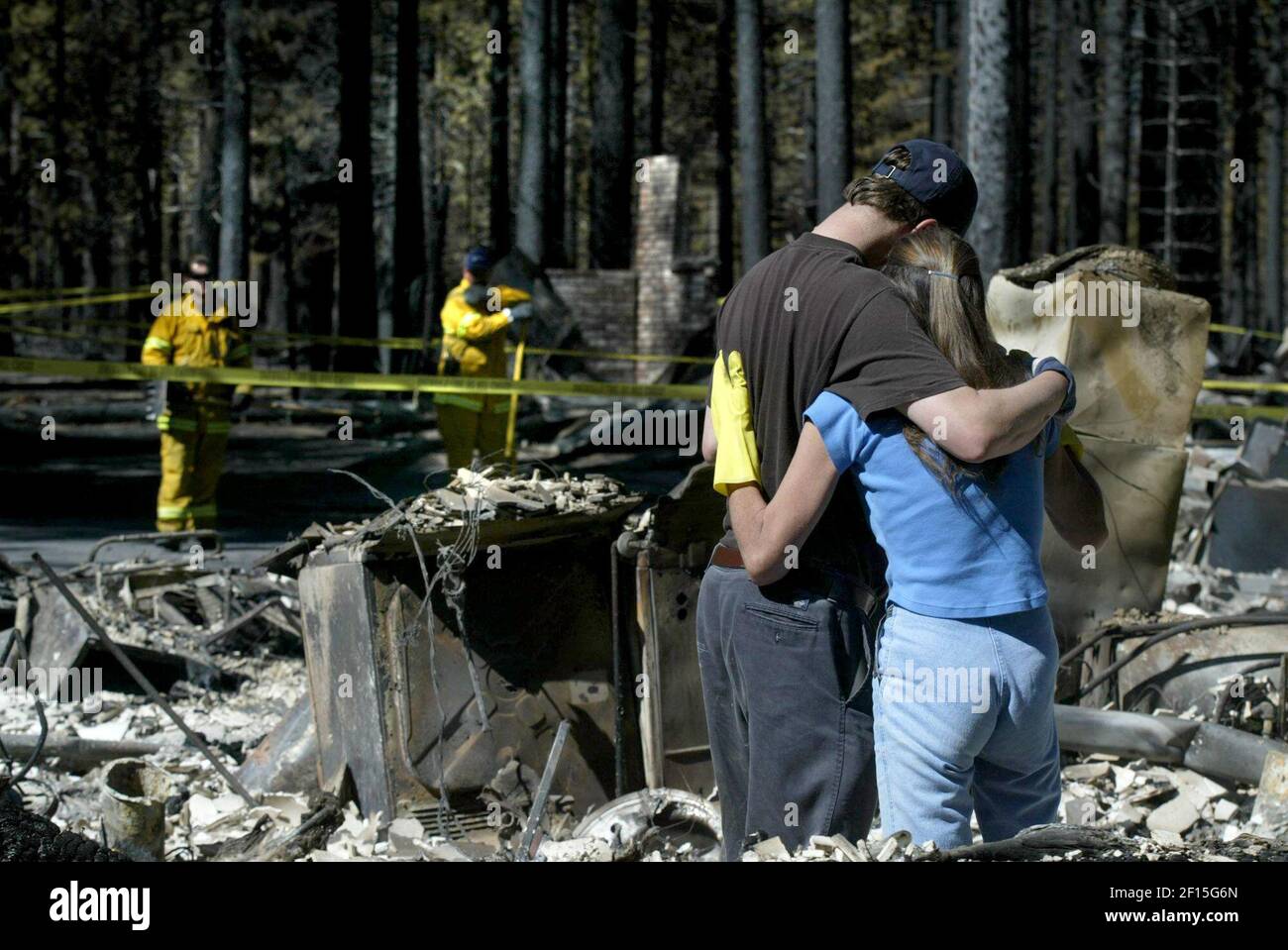 Charlie Schlinger abbraccia sua sorella Cheryl Pinckney nella casa bruciata del padre giovedì 28 giugno 2007, a South Lake Tahoe, California. (Foto di Bryan Patrick/Sacramento Bee/MCT/Sipa USA) Foto Stock