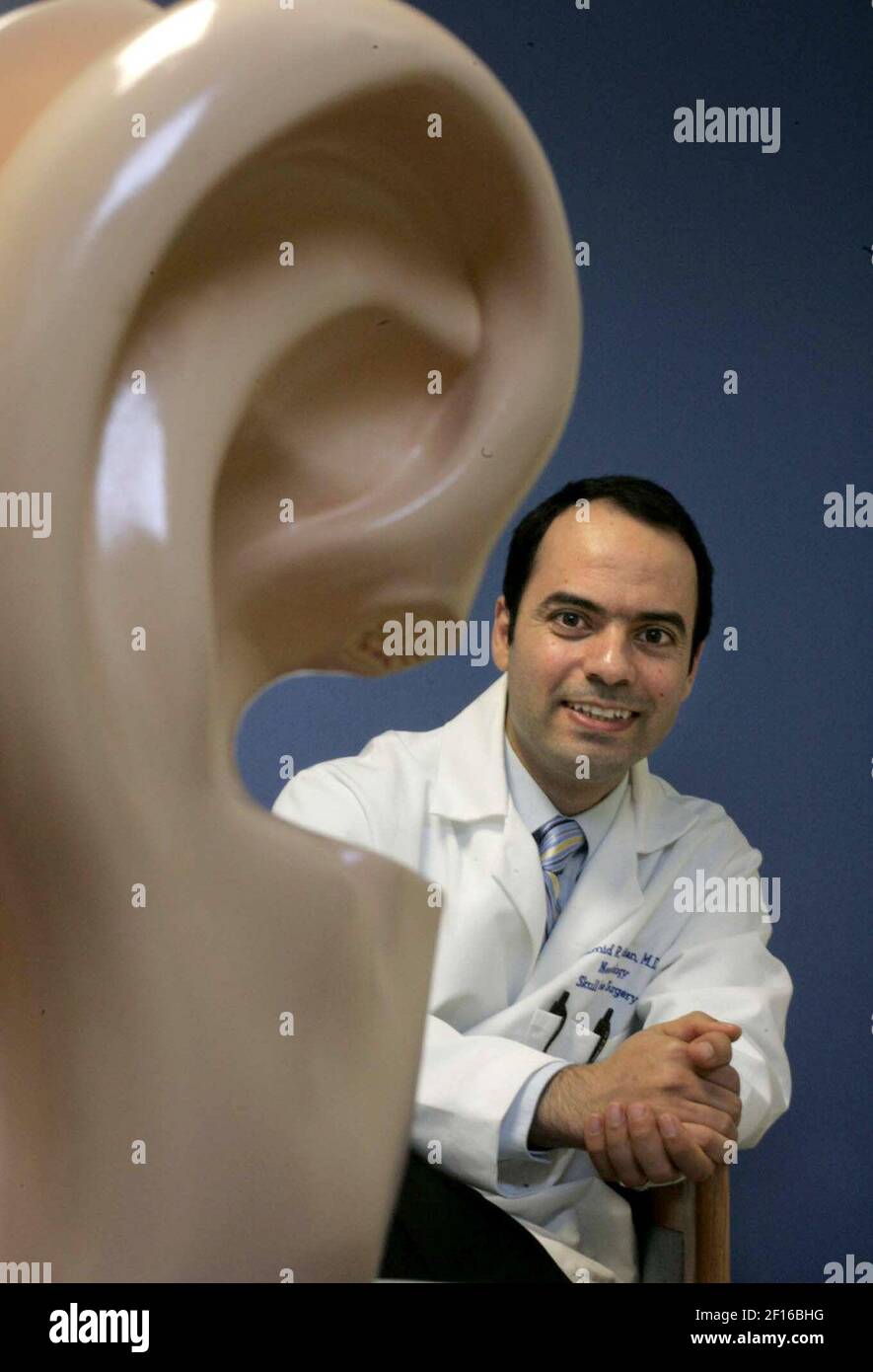 Il dottor Hamid Djalilian, esperto di udito presso l'Università della California Irvine Medical Center, è preoccupato per gli effetti dei lettori MP3 sull'udito degli adolescenti. (Foto di Ana Venegas/Orange County Register/MCT/Sipa USA) Foto Stock