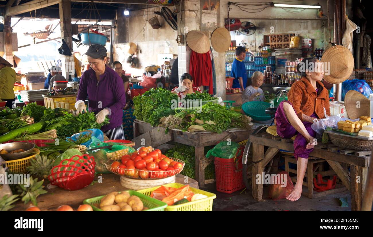 Donne vietnamite che vendono verdure al mercato di Hoi An, Vietnam Foto Stock