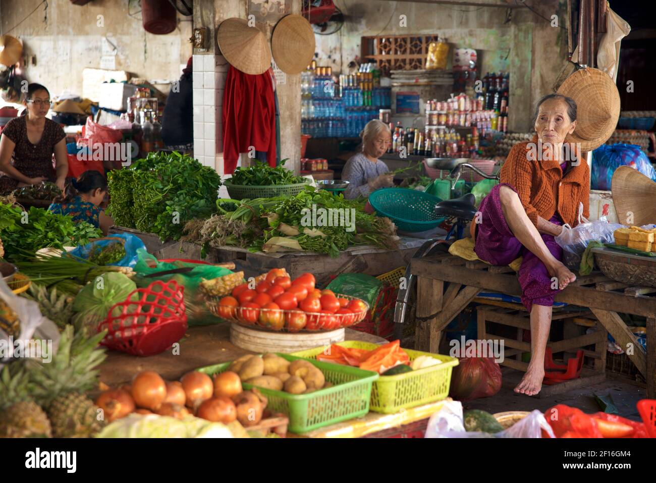 Donna vietnamita che vende verdure al mercato di Hoi An, Vietnam Foto Stock