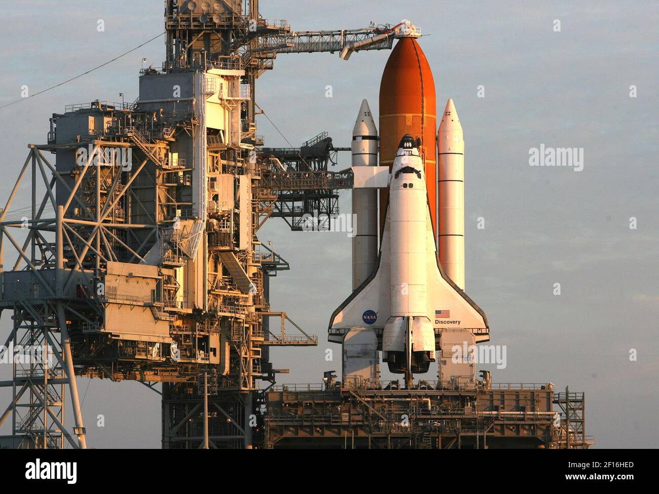 Lo Space Shuttle Discovery si trova sul Pad 39B di lancio a Cape Canaveral, Florida, il 7 dicembre 2006, mentre la NASA prepara gli ultimi preparativi per un lancio programmato. (Foto di Red Huber/Orlando Sentinel/MCT/Sipa USA) Foto Stock
