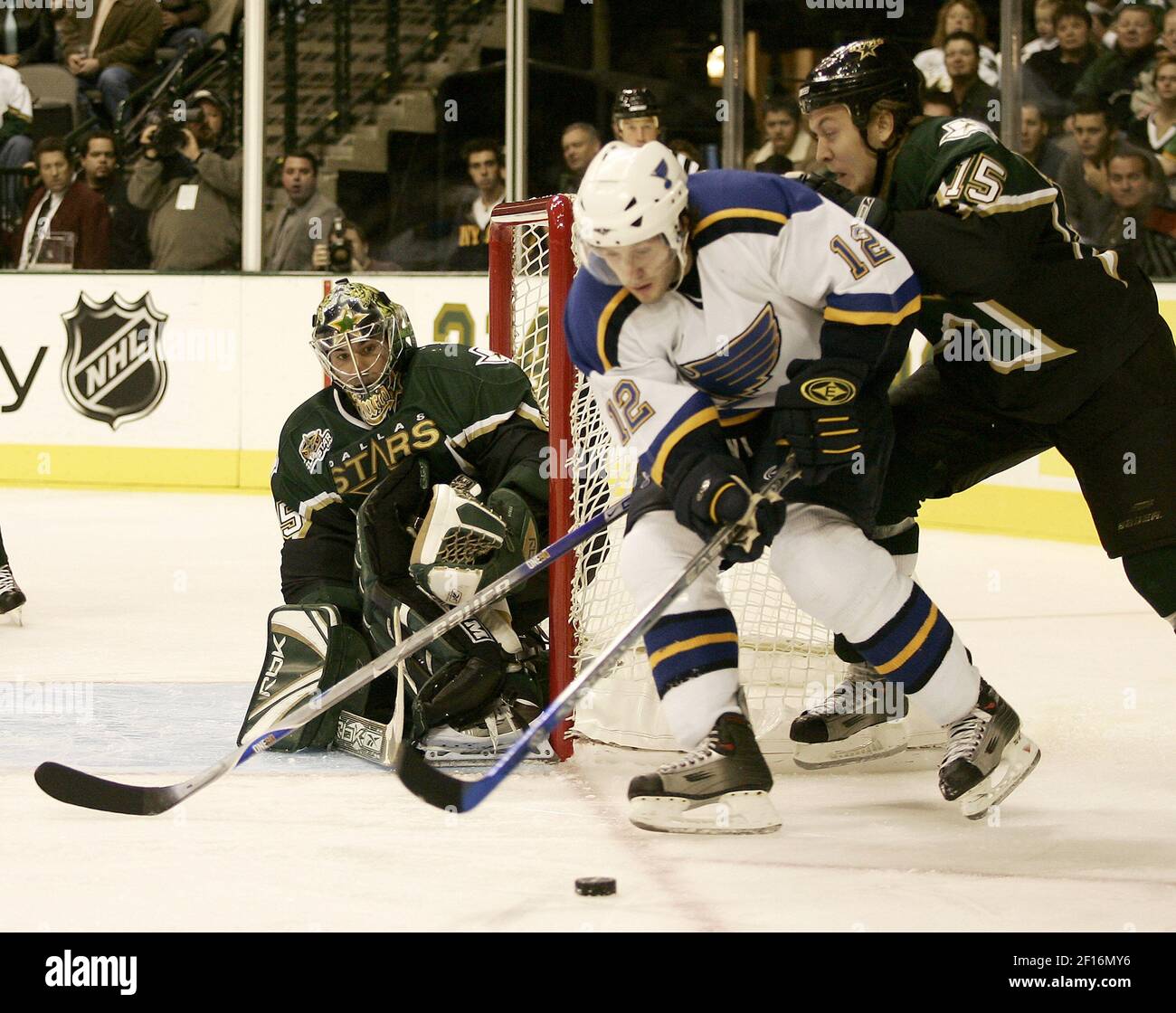 Niklas Hagman (15) di Dallas Stars blocca il Lee Stempniak di St. Louis Blues (12) mentre Marty Turco (35) copre la rete nel secondo periodo all'American Airlines Center di Dallas, Texas, mercoledì 1 novembre 2006. Le Stelle hanno sconfitto i Blues 4-1. (Foto di Ralph Lauer/Fort Worth Star-Telegram/MCT/Sipa USA) Foto Stock
