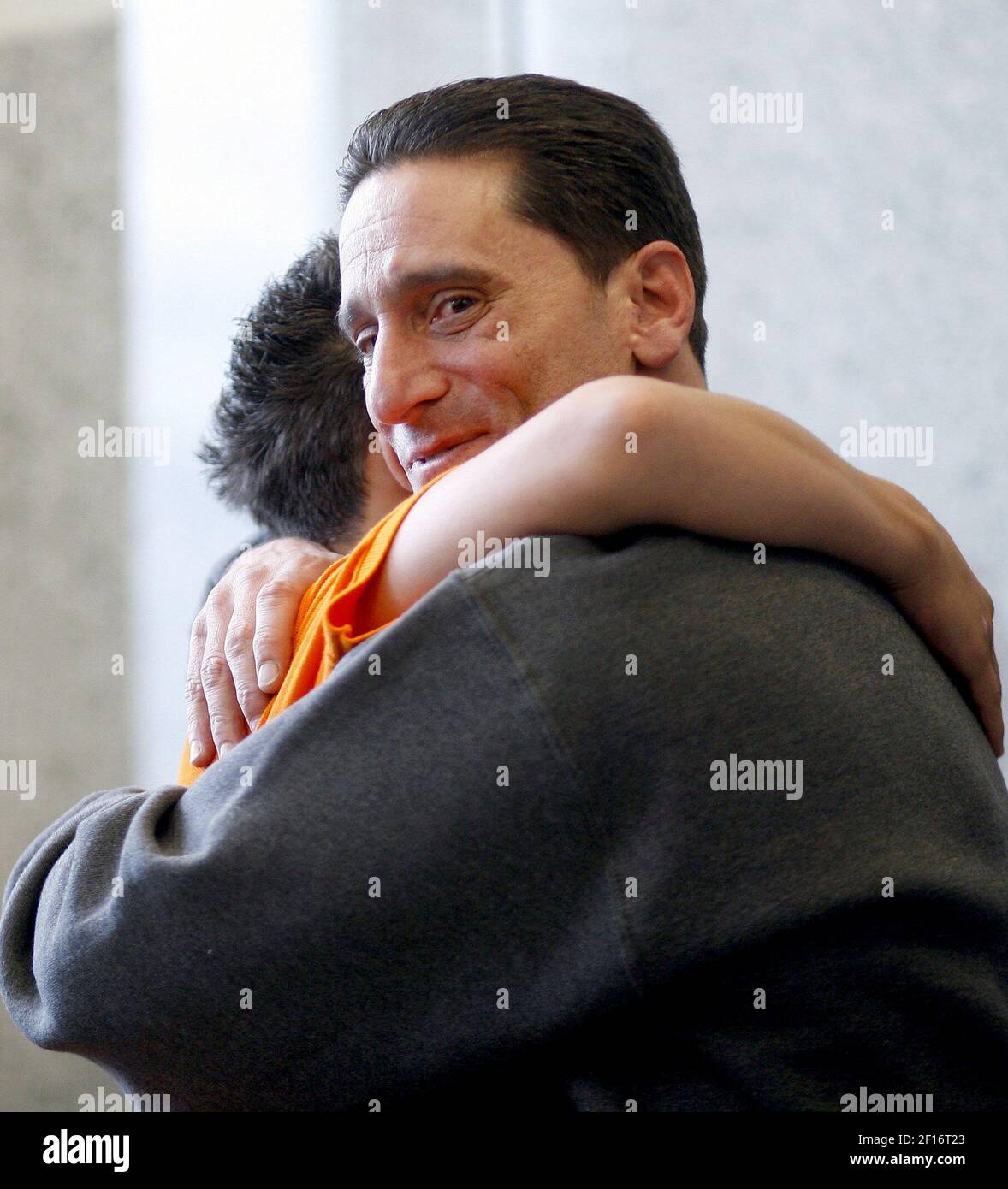 Scott Fappiano, a destra, è abbracciato da un parente in un palazzo di tribunale a Brooklyn, New York, il 6 ottobre 2006, dopo il suo rilascio dalla prigione basato su prove del DNA che lo hanno esonerato. (Foto di Robert Mecea/Newsday/MCT/Sipa USA) Foto Stock